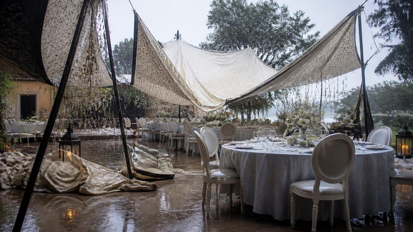 Réception sous la pluie : tentes et tables dressées, gérées en situation de crise