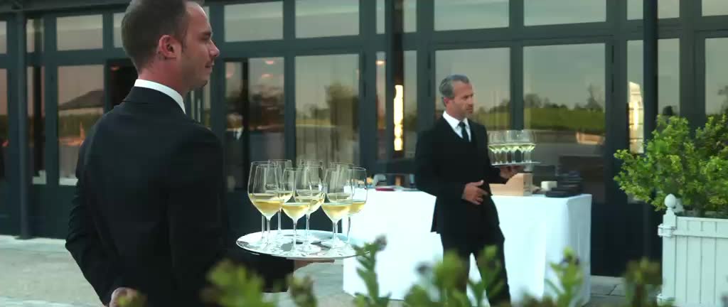 Service du vin blanc sur la terrasse